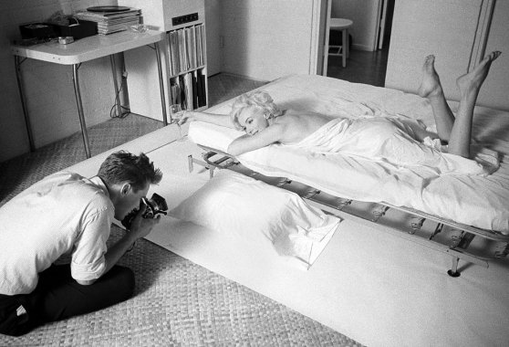 Douglas Kirkland photographing Marilyn Monroe in 1961