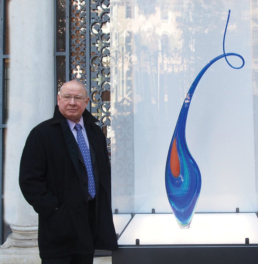 Lino Tagliapietra with one of his glass sculptures