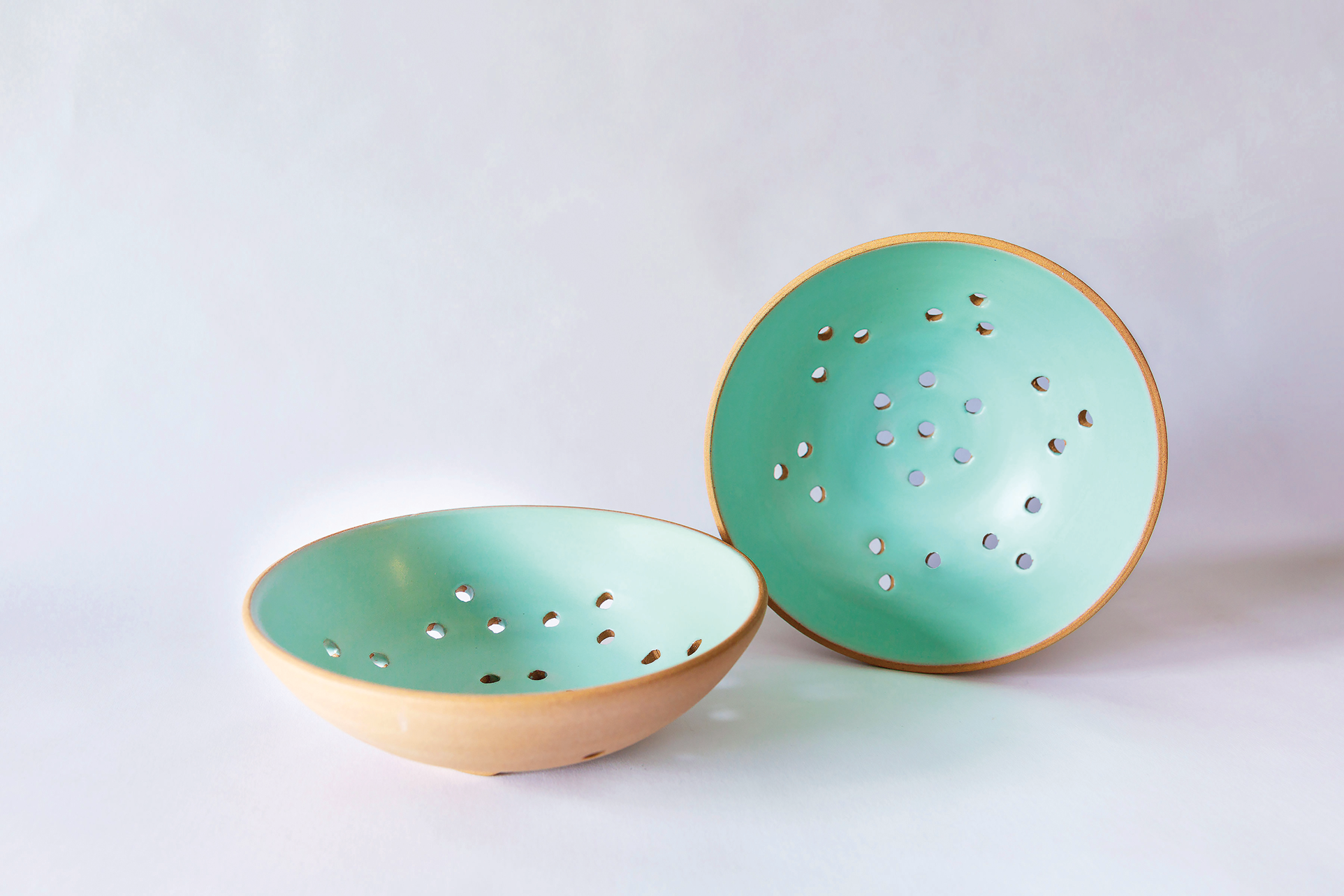 Stoneware berry bowl with green pastel interior